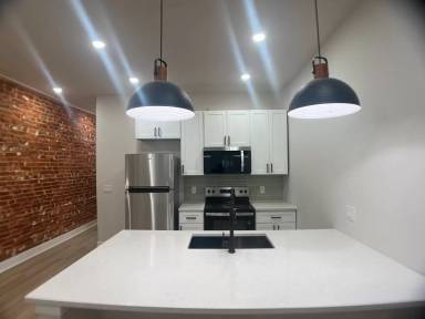 Main picture of 121 W Sharpnack St
