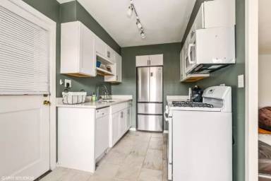 Main picture of 670 Park Ave W
