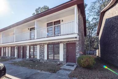 Main picture of 114 Colonial Ct