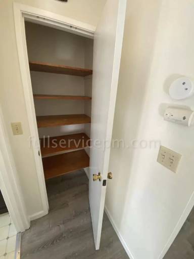 Main picture of 703 N 85th St