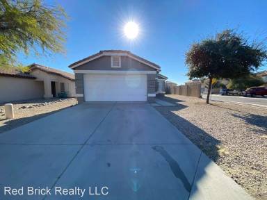 Main picture of 821 E Lakeview Dr
