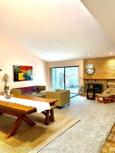Main picture of 1405 Lake Blvd