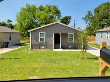 Main picture of 411 E Day St