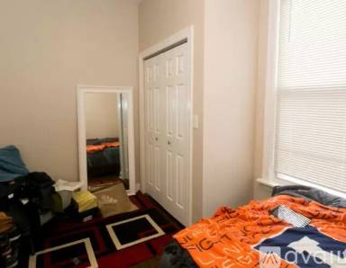 Main picture of 2556 W Argyle St