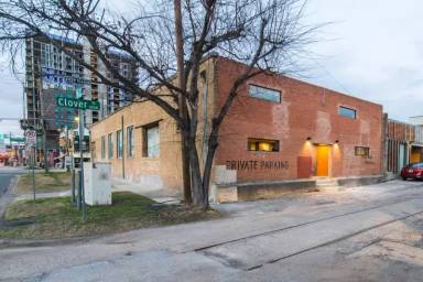 Main picture of 3100 Commerce St
