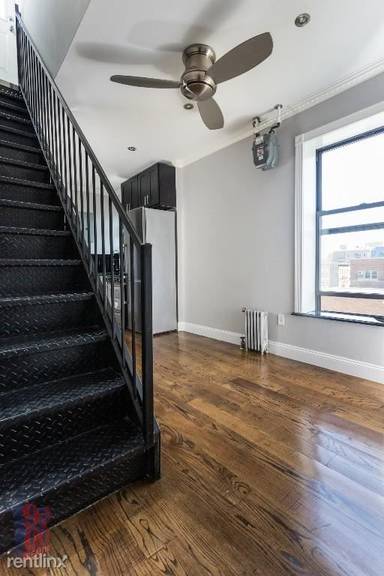 Main picture of 212 E 105th St