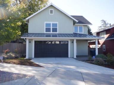 Main picture of 677 NE Isabella Ln