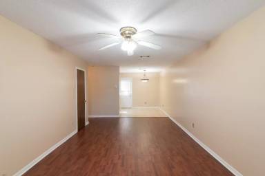 Main picture of 2713 Mission Rd