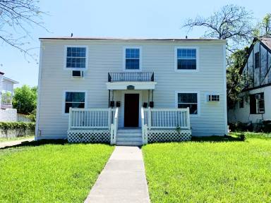 Main picture of 1524 W Woodlawn Ave