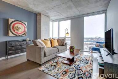 Main picture of 400 W Division St