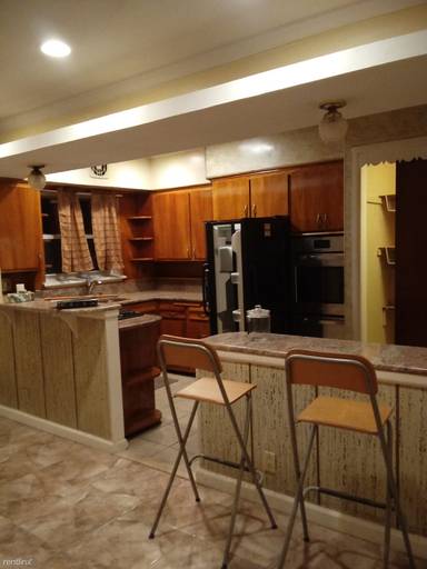 Main picture of 640 E 80th St
