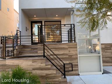 Main picture of 2651 S Hobart Blvd