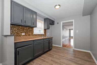 Main picture of 8125 S Loomis Blvd