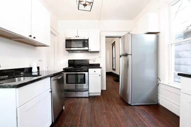 Main picture of 687 E Columbus St