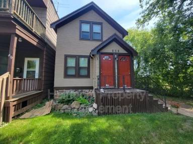 Main picture of 808 E 3rd St