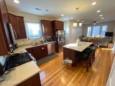 Main picture of 5121 N Western Ave