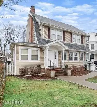 Main picture of 14 Elm Tree Pl