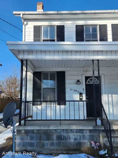 Main picture of 553 Pleasant St