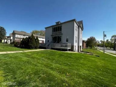 Main picture of 711 E Burlington St