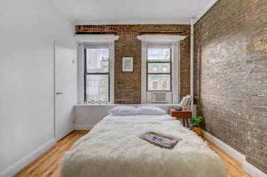 Main picture of 118 E 102nd St