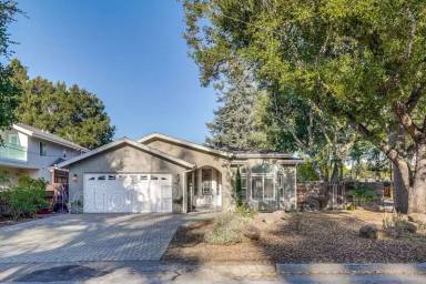 Main picture of 261 Langton Ave