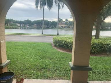 Main picture of 2424 Centergate Dr