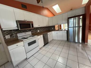 Main picture of 2379 Alvet St
