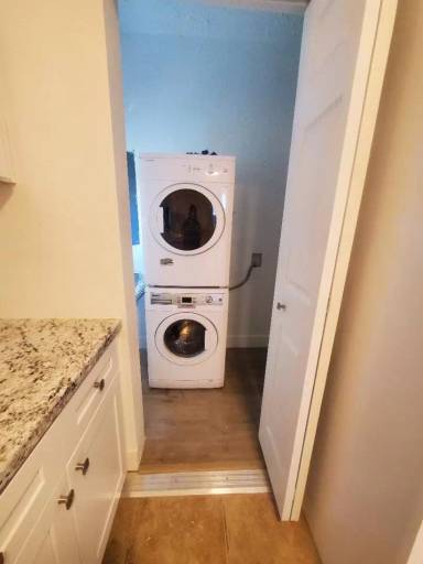 Main picture of 904 Le Salle St