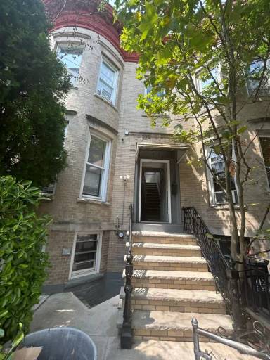 Main picture of 144 E 35th St