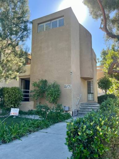 Main picture of 15136 Magnolia Blvd