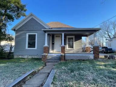 Main picture of 923 W Elm St