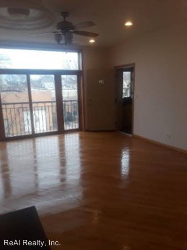 Main picture of 647 W 43rd St