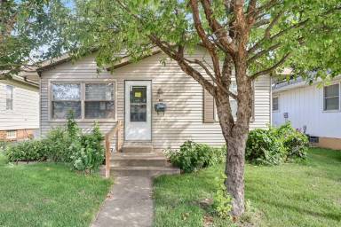 Main picture of 526 W 9th St