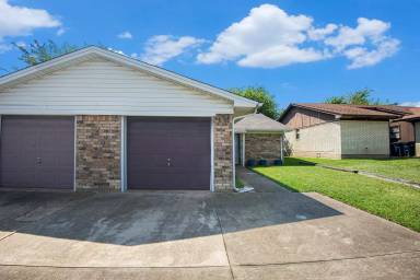 Main picture of 6819 W Cleburne Rd