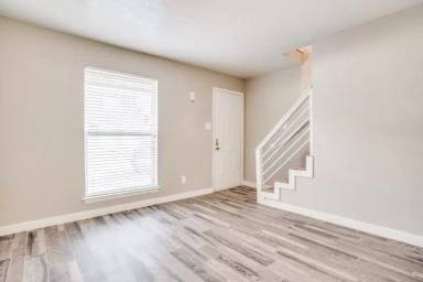 Main picture of 1111 S Oak St