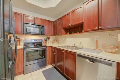 Main picture of 10586 SW 6th St