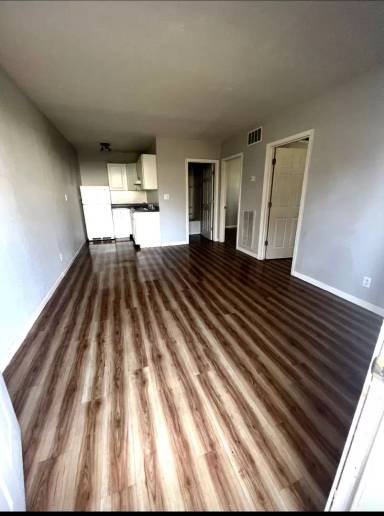Main picture of 102 N Manhattan Ave