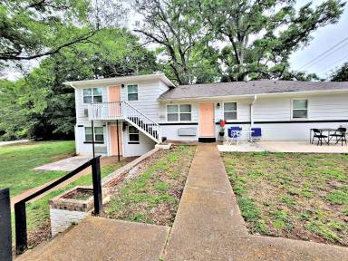 Main picture of 1504 Oakwood Ave NE