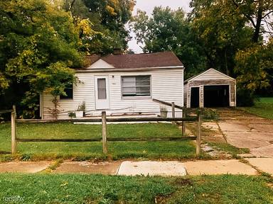 Main picture of 933 E Foss Ave