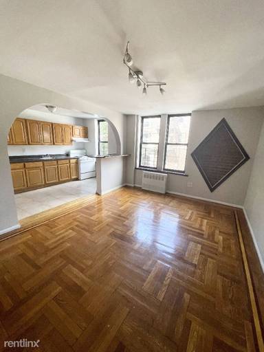 Main picture of 585 E 21st St