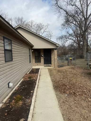 Main picture of 636 W Oak Ave