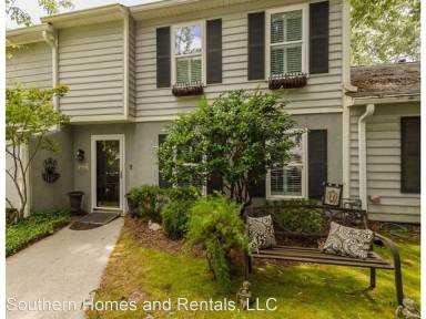 Main picture of 304 Lake Course Dr