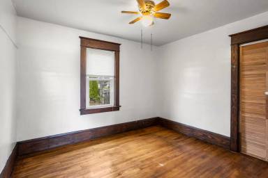 Main picture of 615 E 3rd St