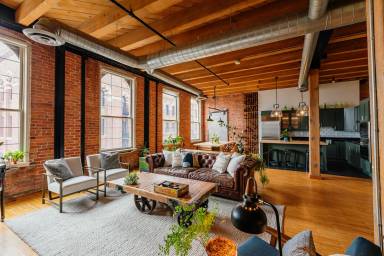 Main picture of 200 River Place Dr