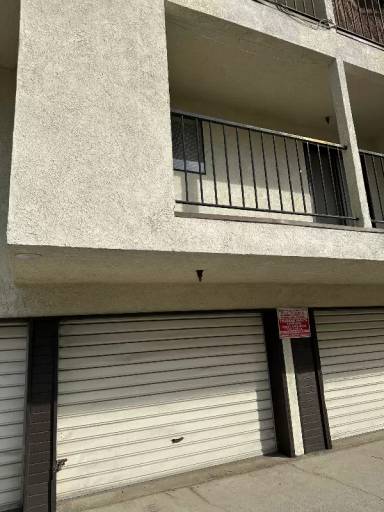 Main picture of 2420 W Grand Ave