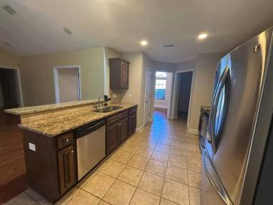 Main picture of 10 Leah Ct
