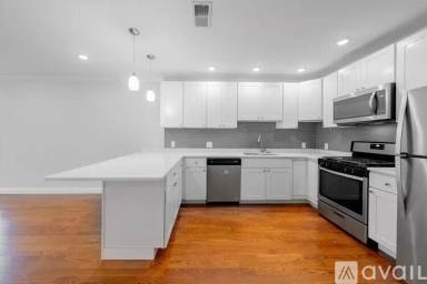 Main picture of 2747 Washington St