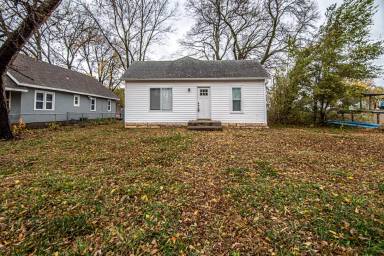 Main picture of 623 W 10th St