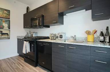 Main picture of 921 N La Salle Dr