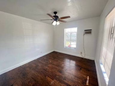 Main picture of 7525 NE Miami Ct